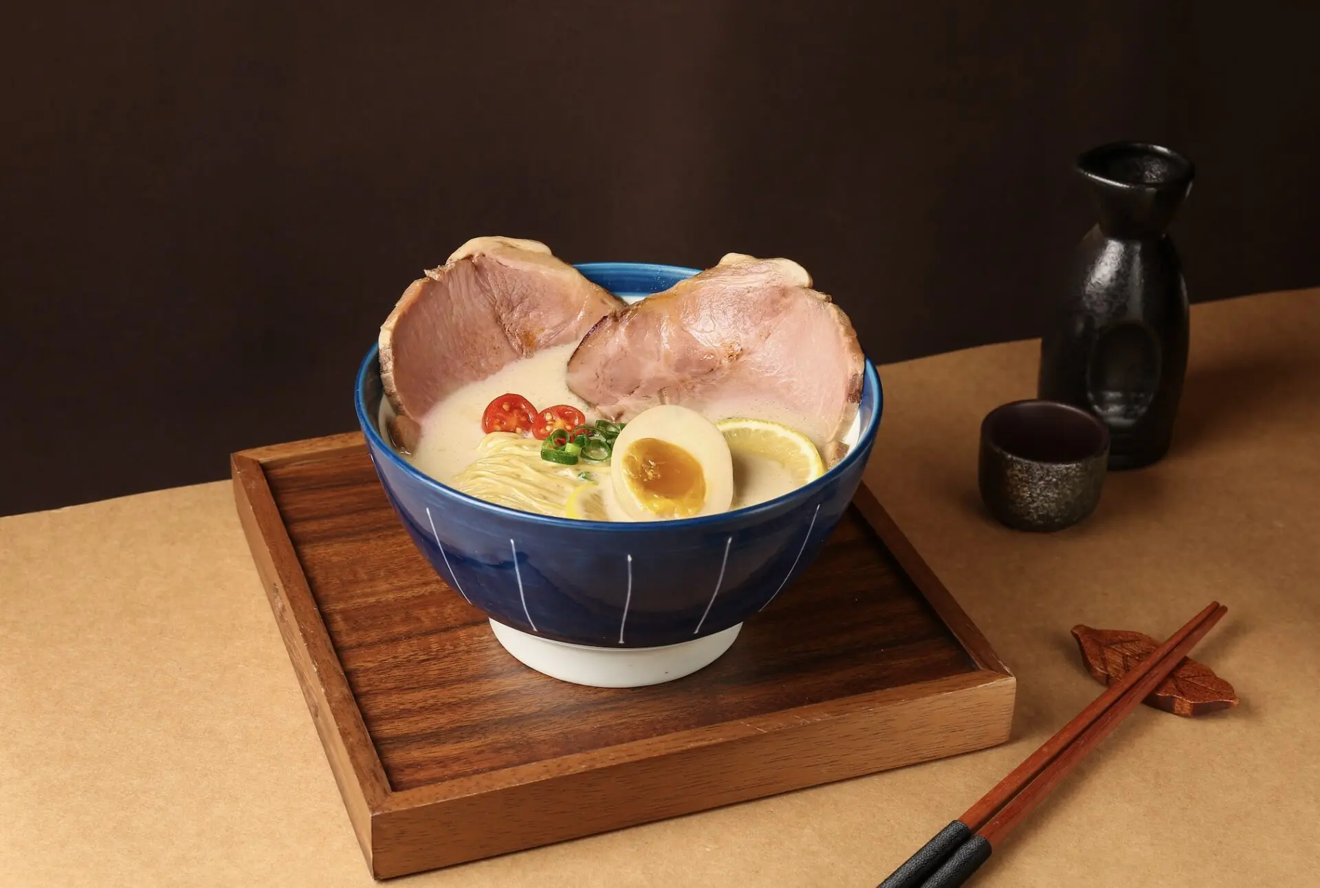 Hiro’s らぁ麵 Kitchen Express：加入檸檬片的豚骨拉麵味蕾交響曲